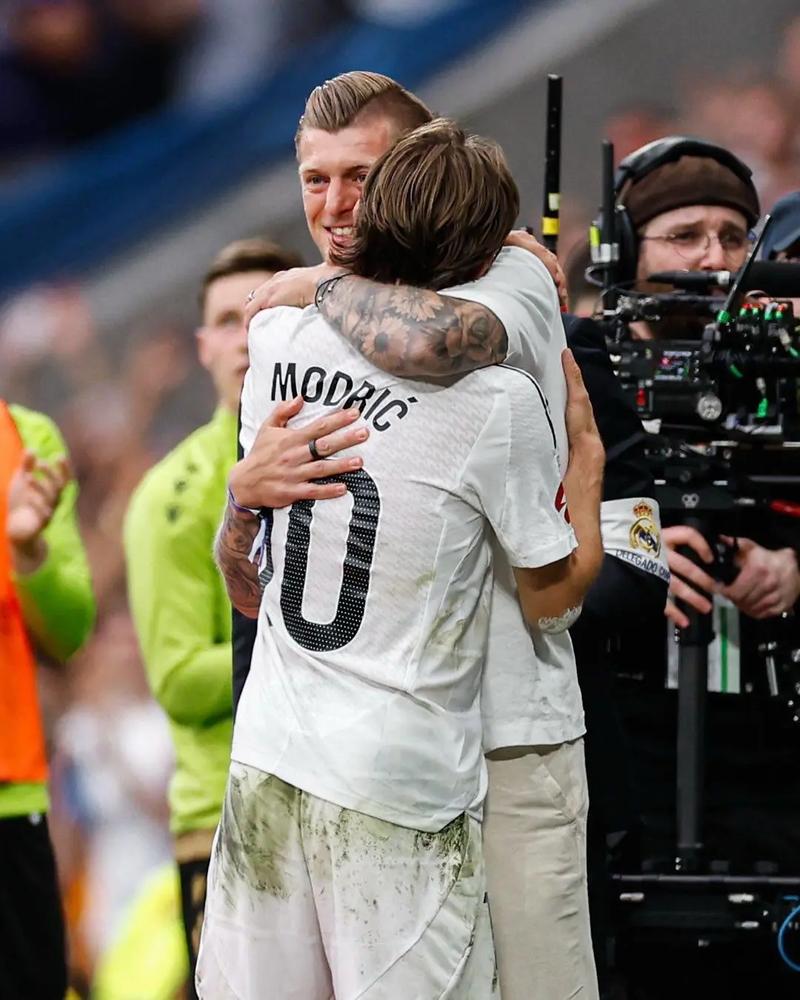 比达尔自曝曾教青年时的克罗斯踢球,后者本人回应:😂😂😂