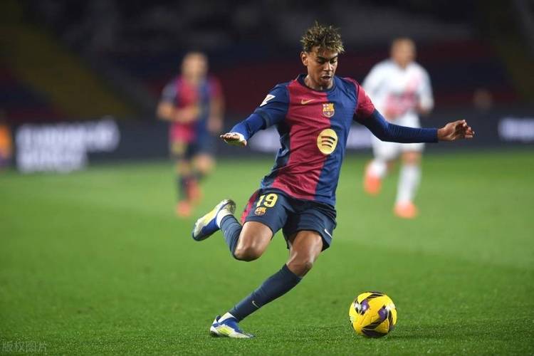 前裁判：亚马尔被门德斯放倒，后者已有一张黄牌，但裁判放过了他