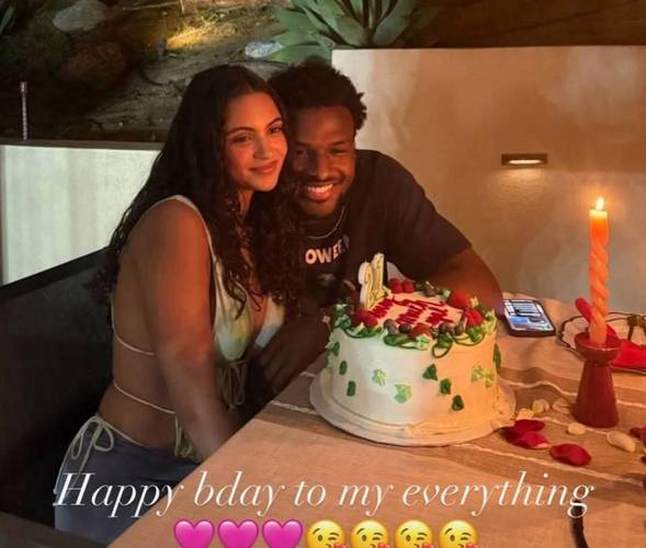 甜蜜小情侣！詹姆斯小儿子布莱斯转发与女友亲密拥抱合照