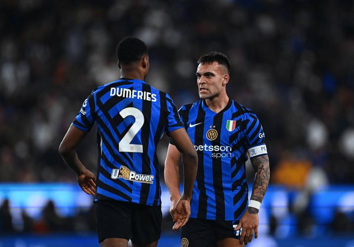 邓弗里斯在被换下后表达不满,齐沃:这很对,我就要愤怒的球员