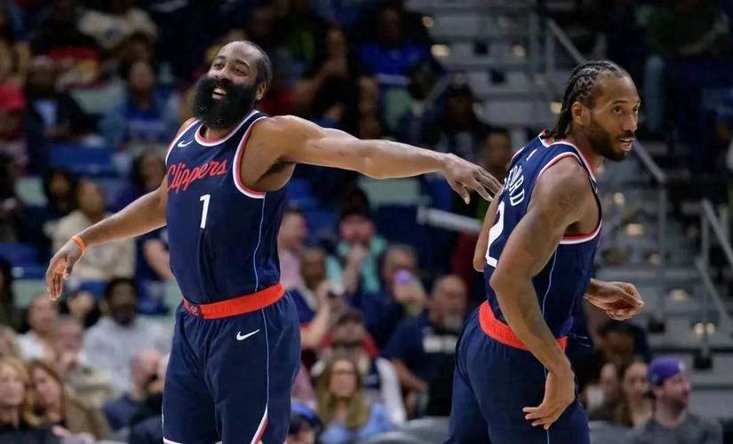 互不相让！哈登面对保罗飚进三分 后者底角空位回敬一球