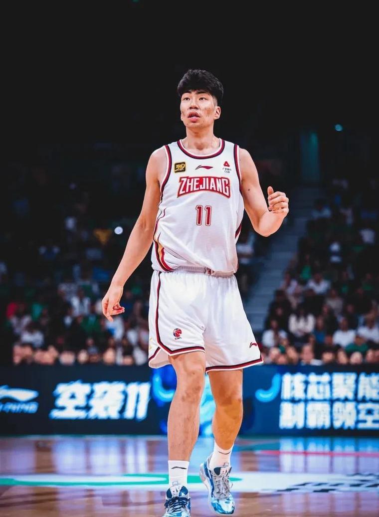 仅出手2次！余嘉豪西乙生涯第二战贡献4分4板 助球队取得赛季首胜