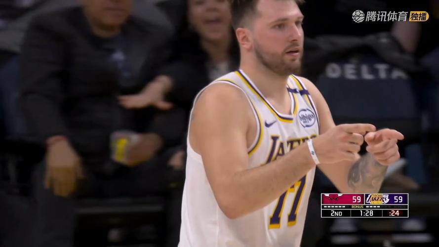 不讲道理！东契奇弧顶连续利用掩护再中三分