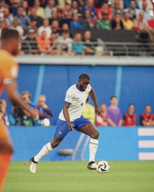 记者:于帕梅卡诺目前年薪达1600万欧,若续约就是这个数字+奖金