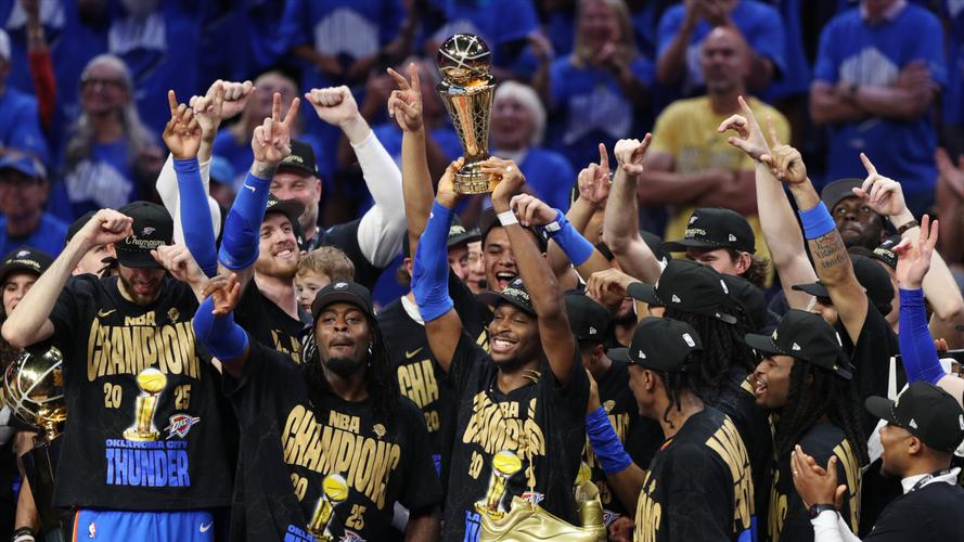 🏆我们是总冠军!俄城升起第一面NBA冠军旗帜!