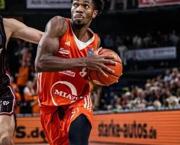 德甲常规赛得分王!浙江男篮晒新外援布兰登-兰道夫接机照