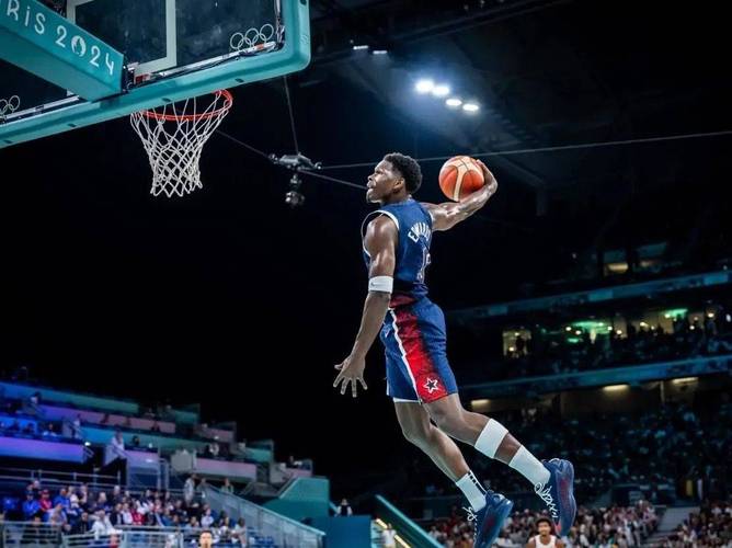 次节2次出手拿1分!爱德华兹半场11中6&三分5中2拿到15分3板3助