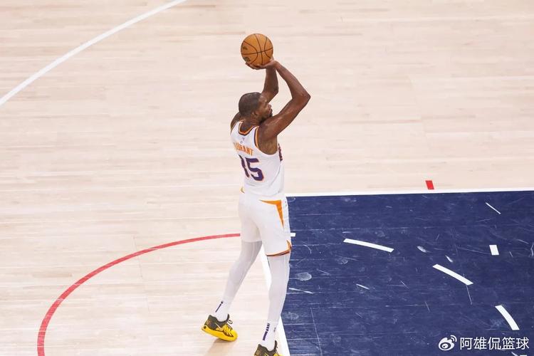 详细阅读:杜兰特:愿意传球能让队友更轻松 不然每个人都会感觉更紧张 杜兰特:愿意传球能让队友更轻松 不然每个人都会感觉更紧张