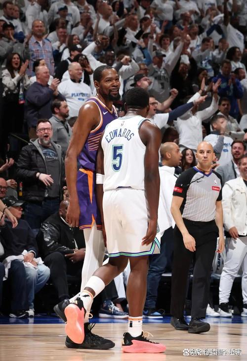 详细阅读:三节打卡下班!杜兰特14中6轻取19分6篮板3助攻1抢断 三节打卡下班!杜兰特14中6轻取19分6篮板3助攻1抢断