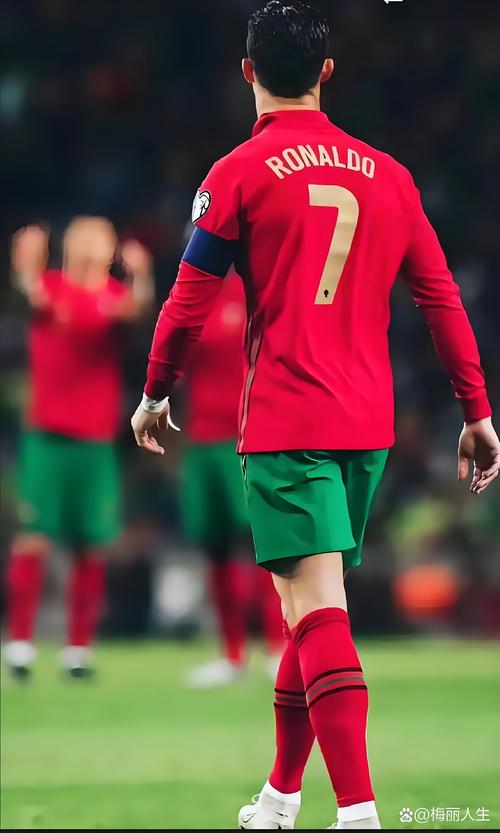 详细阅读:葡萄牙国家队官方晒C罗950球海报:CR950⏳历史需要创造者 葡萄牙国家队官方晒C罗950球海报:CR950⏳历史需要创造者