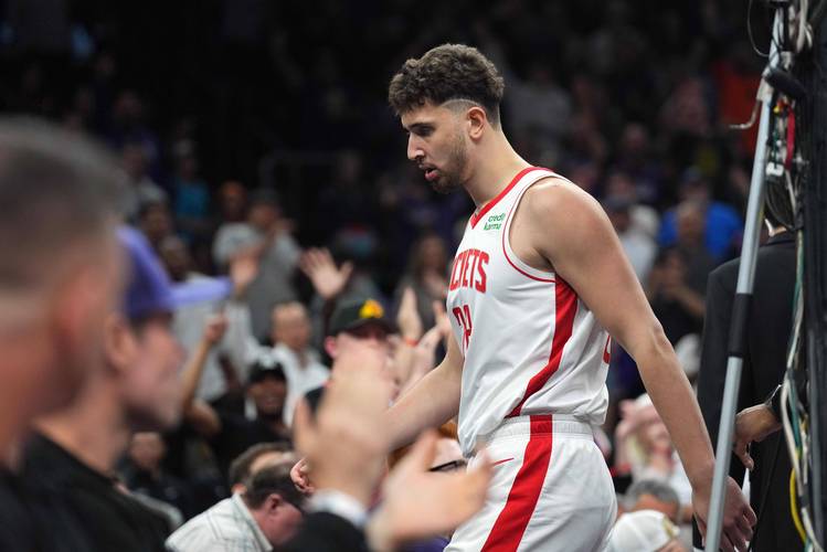 火箭众将今日入场穿搭：申京大佬范 奥科吉亮色系外套抢眼