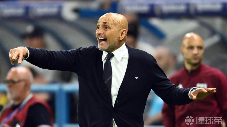 只待官宣！斯帕莱蒂抵达尤文总部，受到球迷欢迎并签名合影留念