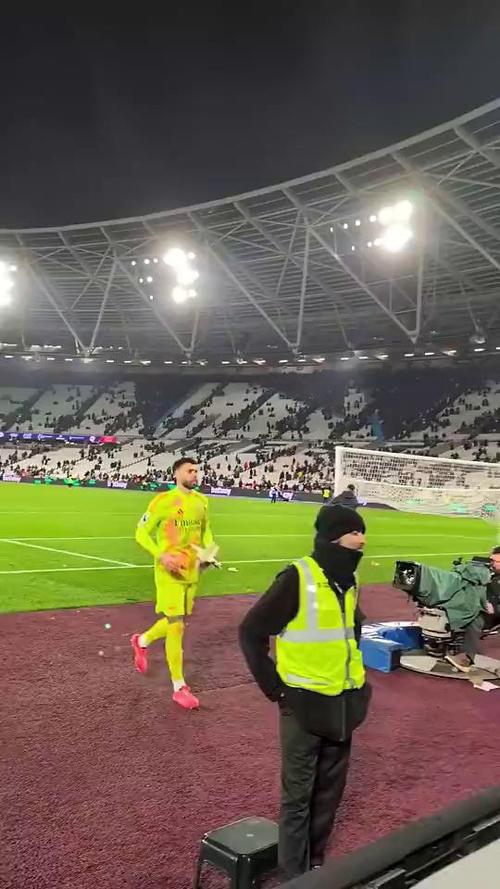 连续7场零封！拉亚赛后将球衣和手套送给一位小球迷