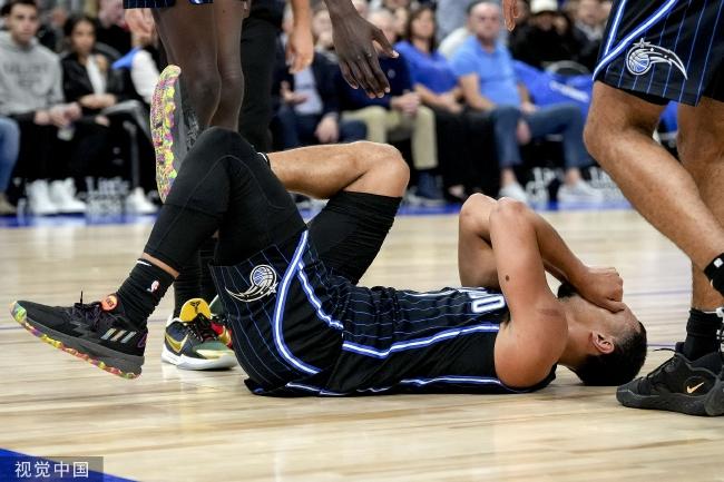 小卡：我在最后的防守中扭伤了脚踝 明天看情况再决定能不能打